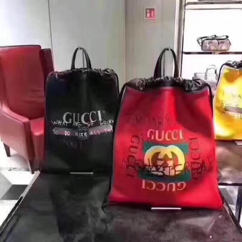 今年大热的gucci涂鸦系列高级拉绳背包你背上