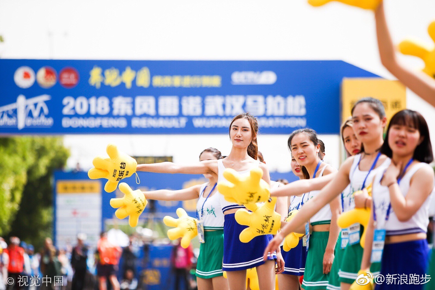 的志愿者和拉拉队，或许是马拉松比赛中最为热情的了!