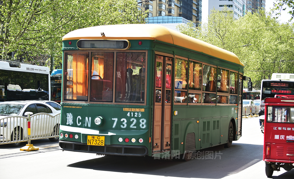 洛阳复古纯电动公交车-铛铛车上路了,内部豪