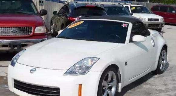 花20万把私家车怒改保时捷, 停在路边吓到路人, 纷纷上前拍照围观