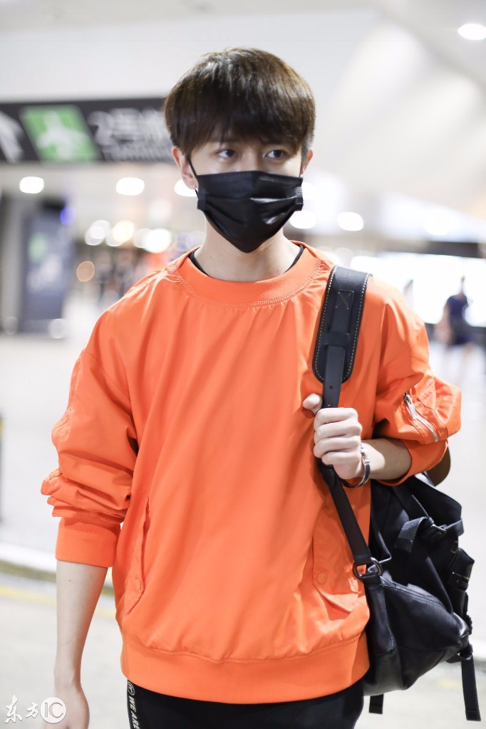 任嘉伦穿卫衣搭配运动裤现身机场,戴着黑色口