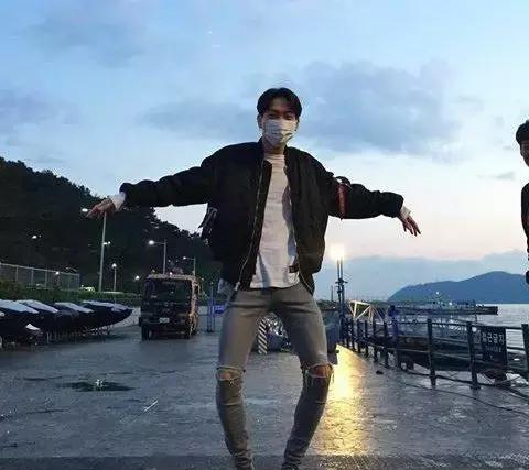 骗赞必备 ! 男生帅气的6种拍照姿势变身