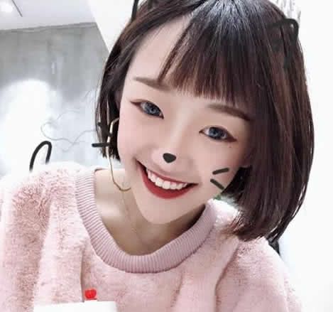 代古拉K素颜照曝光,路人镜头下矮短黑,网友: