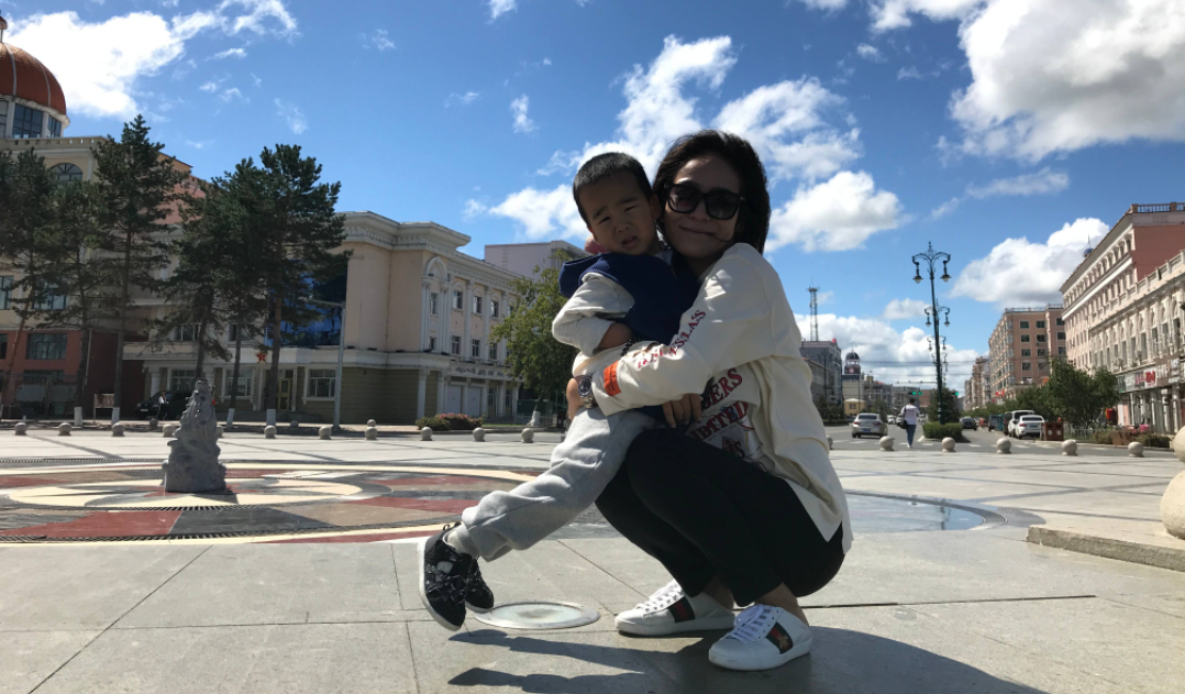 深圳佳兆业球员徐亮的老婆,带着自己孩子去黑