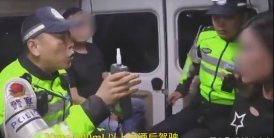 酒驾被查,吹气17次失败,网友,该配合你的演出我