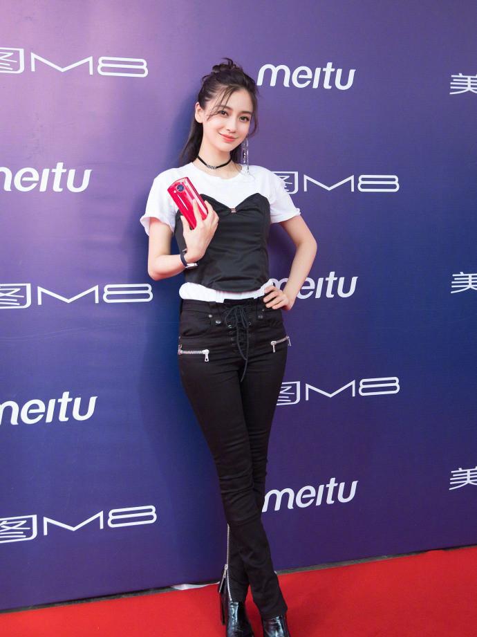 杨颖穿绑带裤搭长靴现身, 结果遭遇不可描述部