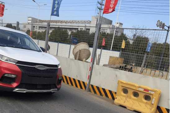 街头偶遇奇瑞首款高端SUV, 帅到掉渣, 售12万哈弗H6要头疼了