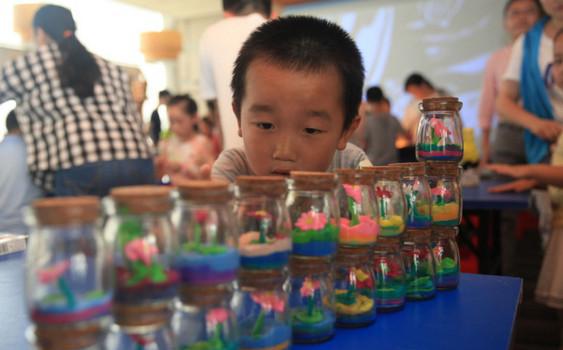 家长热衷培养孩子学习沙画 学费不贵还能发挥想象力