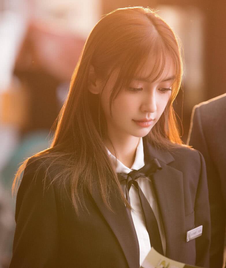 Baby邓伦街边骑单车画面超甜,杨颖身高168腿