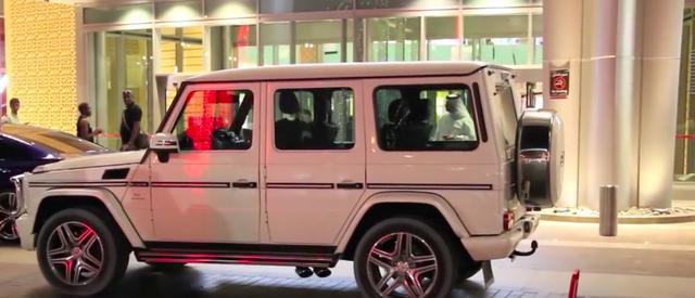 这辆豪华奔驰车牌为世界之最，车上的人可把我惊住了！