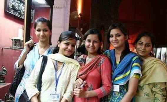 巴基斯坦美女来中国旅游，下飞机被当做印度人?中国人:太像了!