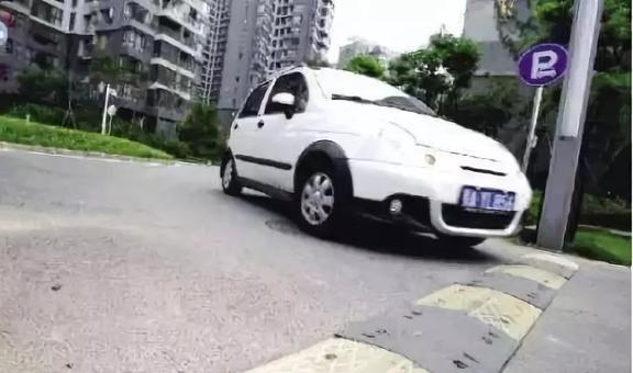开了这么多年车,你可能还不会过减速带。