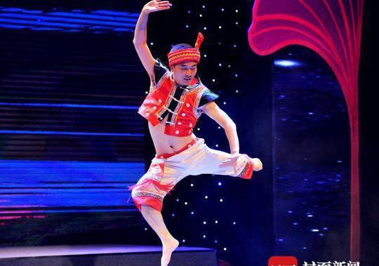 成都职工擂台赛音乐教师组团抢擂演出晋级版《