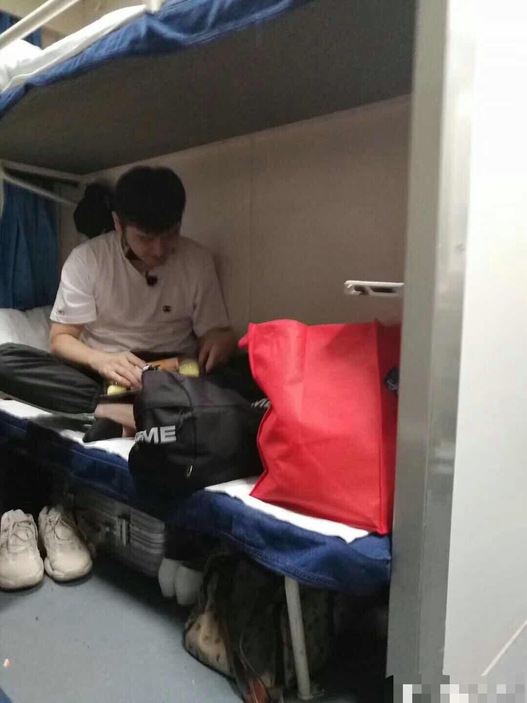 网友偶遇钱枫坐火车硬卧去拉萨 和路人合影五官立体减肥有成效