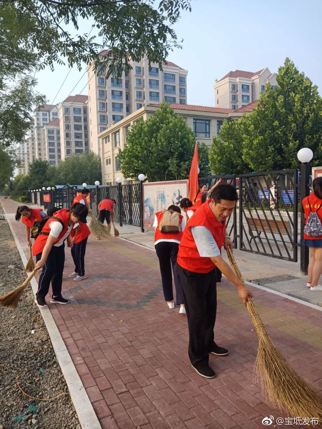 宝坻一中开展创城创卫,我奉献我参与主题实践活动