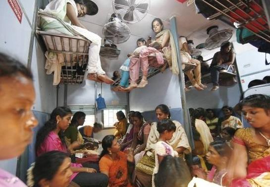 印度媒体报道中国绿皮火车,车厢内拥挤杂乱,引