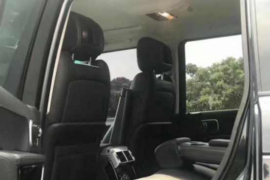 考上公务员上班第一天, 公司竟配了辆20多万的路虎巅峰揽胜创世版