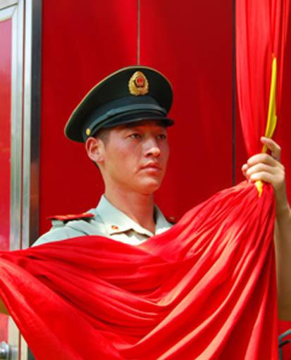 旗手:11年零失误,退伍不占国旗光,婉拒50万年薪