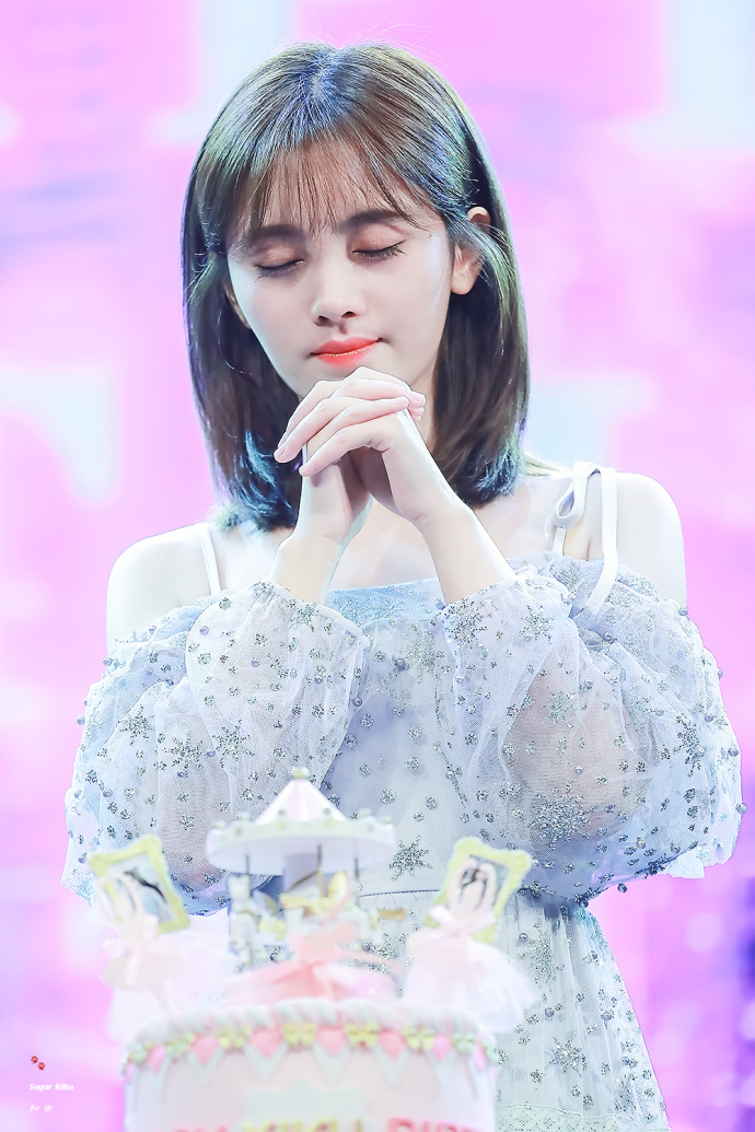 日本四千年一遇的女神出席活动时表情太多