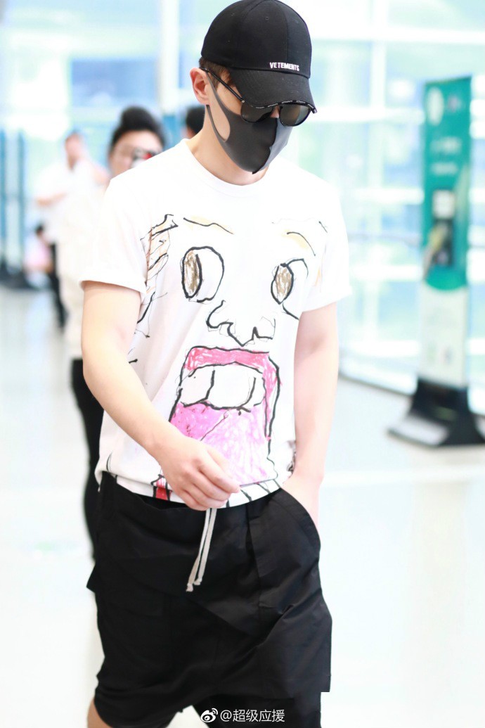邓伦白色T恤搭配黑色短裤现身机场遮捂严实,衣