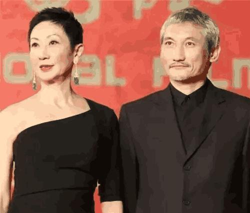 她甘愿做徐克背后的“女人”, 却被徐克劈腿，67岁活成美模样！