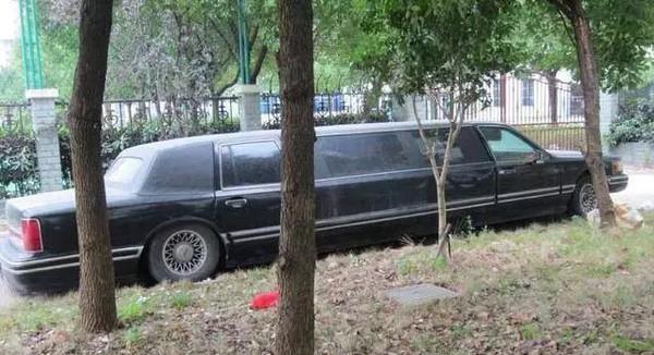 百万豪车停太久光停车费要两万元, 没人敢领成流浪汉小窝!