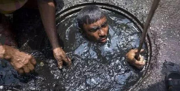 印度最危险的工人,天天下臭水沟工作,平均寿命