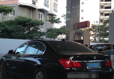 百万豪车加完油就“赖地”了，维修师傅检查后加油站老板不敢抬头