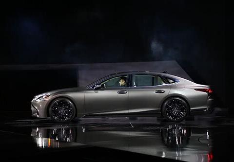 丰田被逼上绝路,大降50万要轰走奔驰宝马,网友:谁给你勇气?!