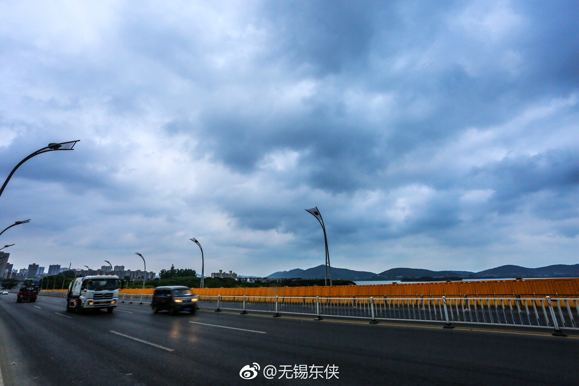 台风安比来临,清晨的蠡湖大桥上,黑云压城城欲催,大风起兮云飞扬