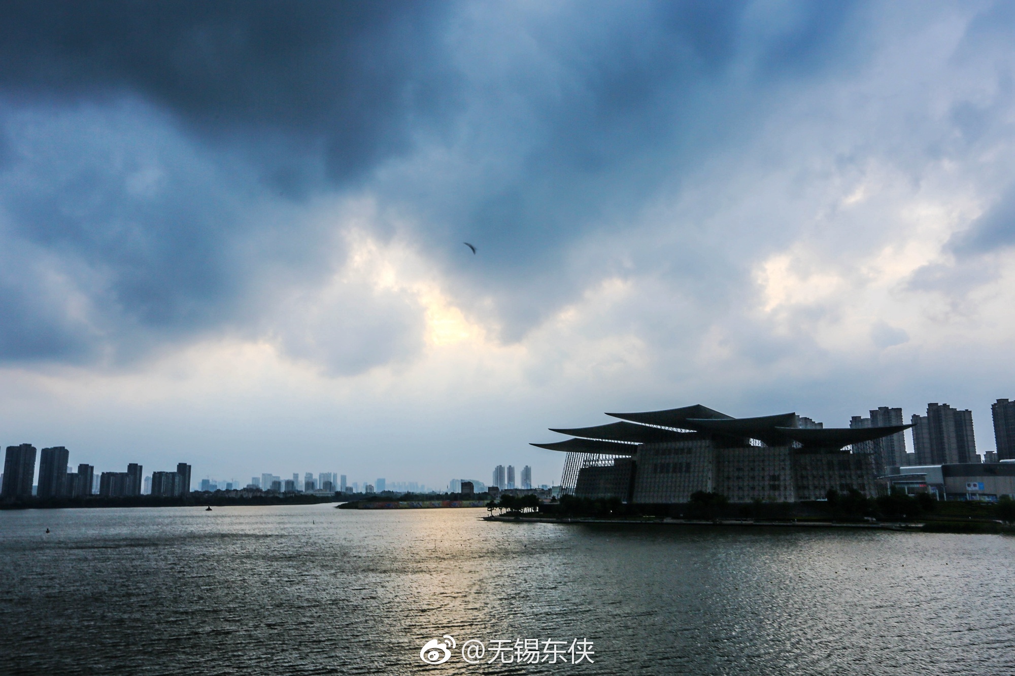 台风安比来临,清晨的蠡湖大桥上,黑云压城城欲催,大风起兮云飞扬