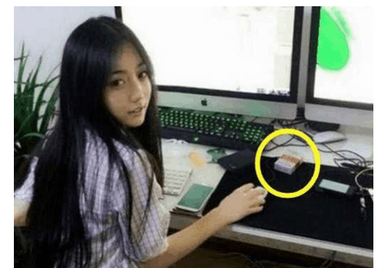 女人练习一字马, 便宜了后面的男生