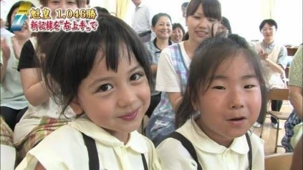 这对长相天差地北的姐妹花长大了!女大18变的