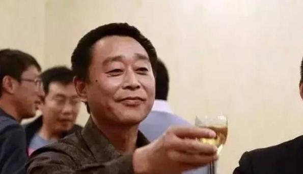 大连第一台迈巴赫得主，坐拥多辆千万豪车，车牌比赵本山的还牛！