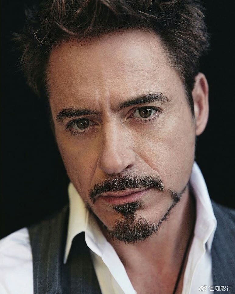 他是拯救世界的超级英雄《钢铁侠》--也是现实