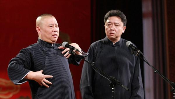 47岁于谦与妻子相差10岁, 合影似父女, 儿子俊俏近照曝光