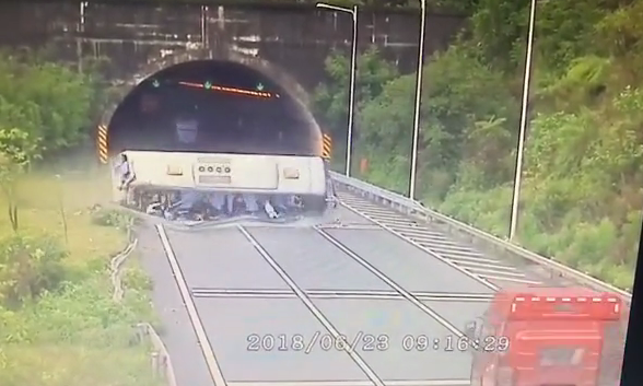 血的教训!广东清远乐广高速大巴失控侧翻,致