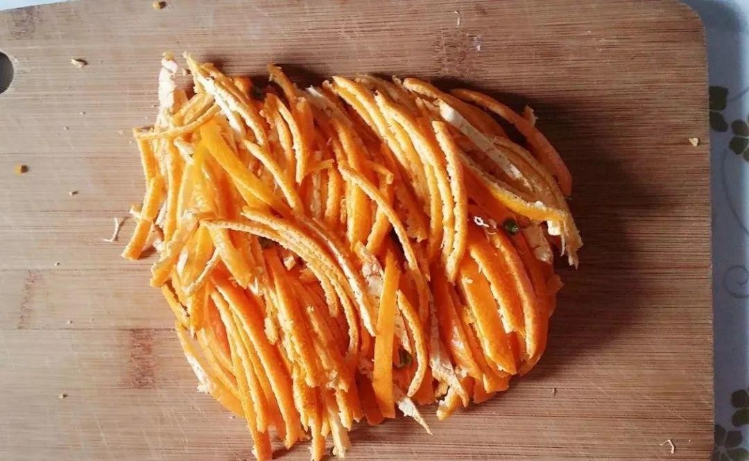 “橘子皮”放水里泡一泡，胜过5瓶营养液，浇过的花油绿直冒芽!