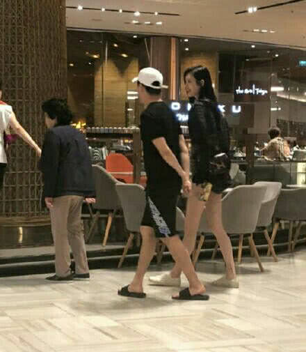 奚梦瑶、何猷君同看演唱会不惧曝光,这是要公