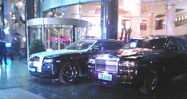 老干妈坐两辆劳斯莱斯现身酒店, 总价超千万, 直接停在大门口!