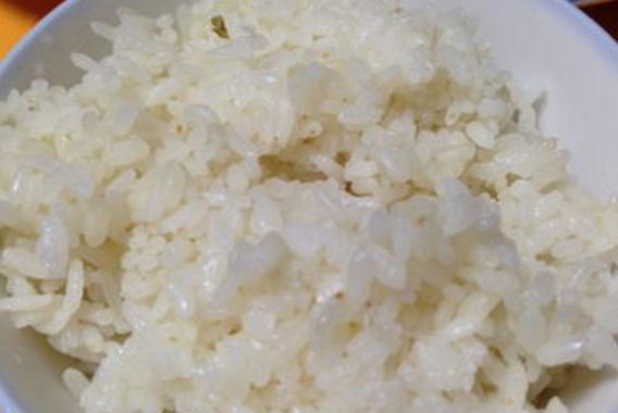 把剩米饭中加入面粉和水.水需要边搅边加,不要太稀.