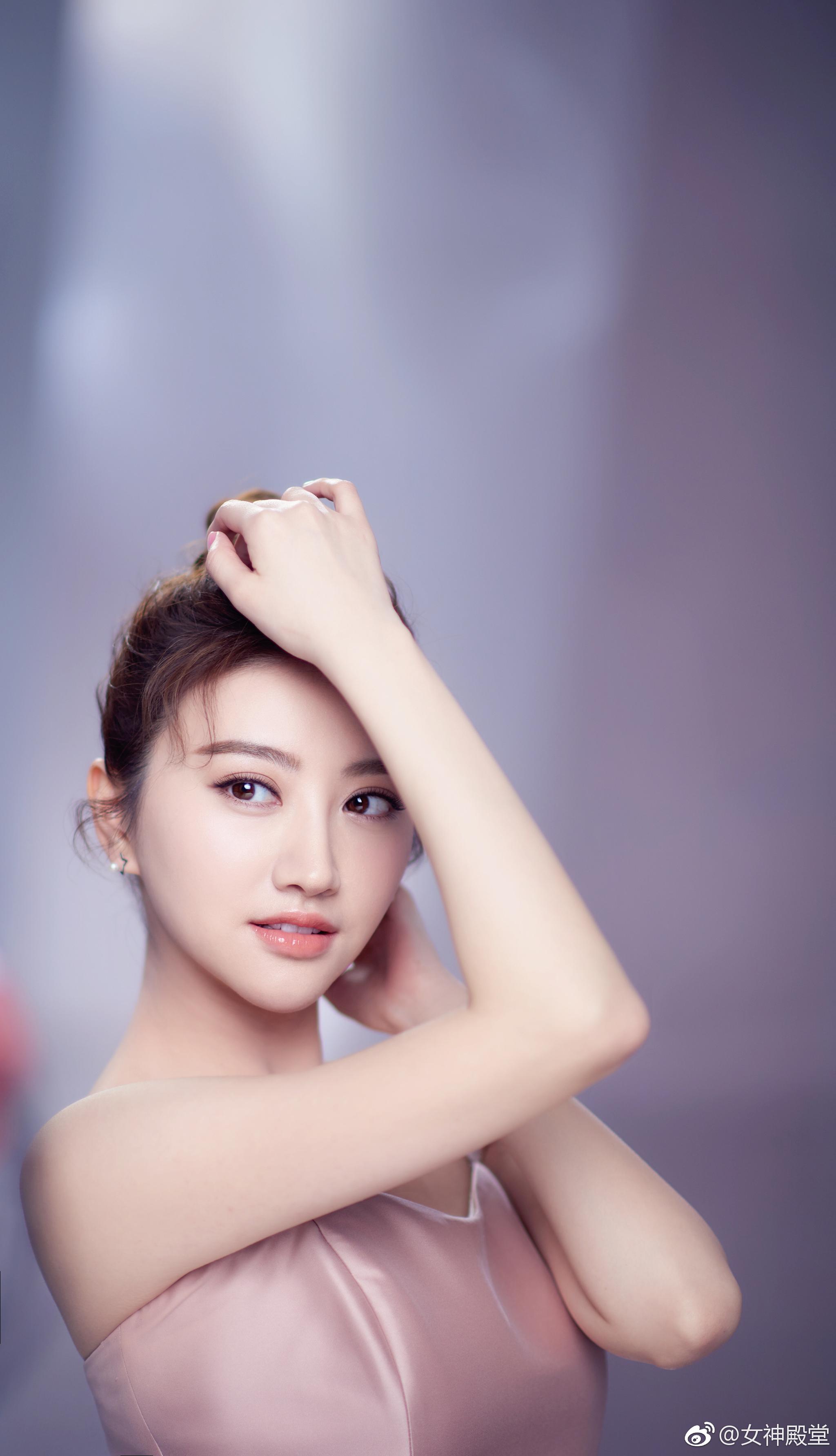 景甜丸子头造型,卖起萌来的大甜甜可爱.