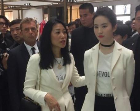 明星路人合照,刘亦菲超美,蔡徐坤太宠粉丝,杨幂的发际线抢镜!