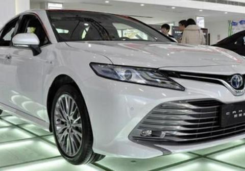 2018丰田凯美瑞混动，标配自适应巡航，空间大与汽油版没区别