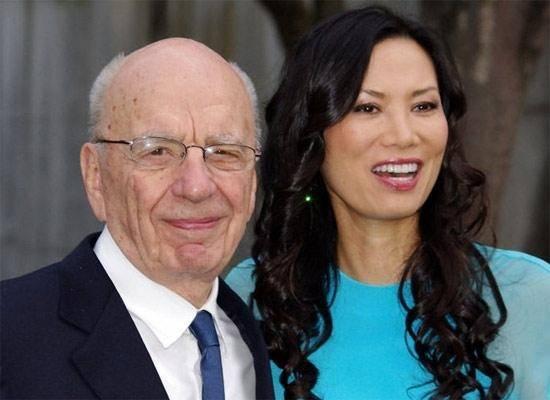 她堪称传奇女性,靠离婚获绿卡得1亿, 50岁比基