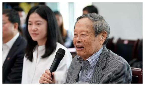 杨振宁最伟大的贡献是什么?网友的注意力却跑