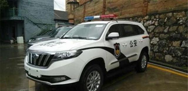偶遇一辆12万“小丰田霸道”，内饰不输普拉多，还被用作警用车！