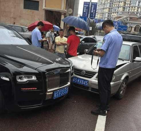 轻微剐蹭赔30万, 劳斯莱斯: 幸亏他没撞车灯, 不然再赔20万