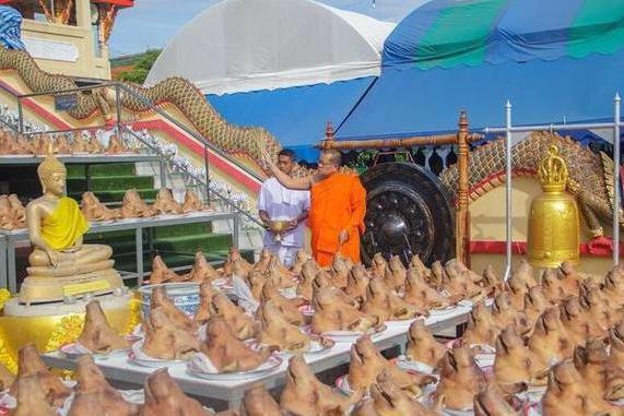 去寺庙还愿带了500只猪头,这一幕让周围的居民