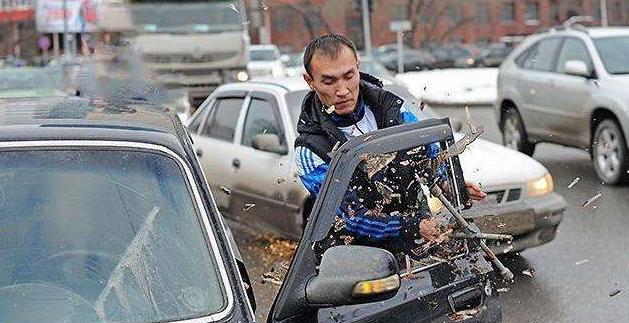 大叔一气之下拿水泥砖砸新买的路虎，砸完还开了一辆新揽胜回家